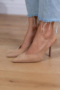 TACONES BAJOS EN TONO BEIGE