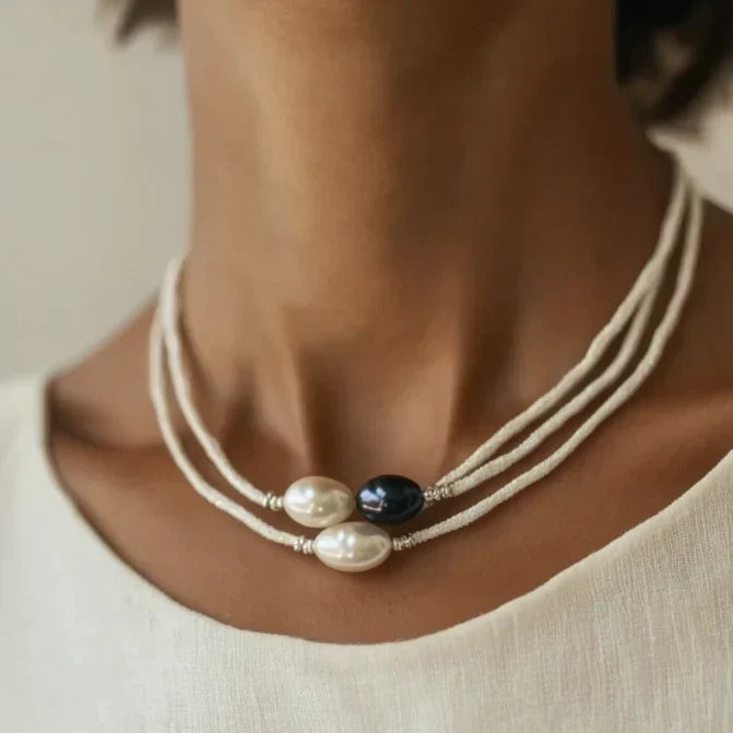 Collar vintage en blanco y negro con perlas